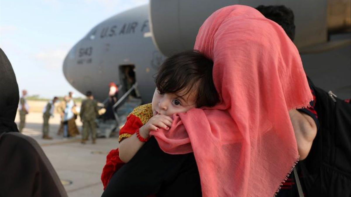 Evacuados de Afganistán observan el desembarco de otro avión después de aterrizar en la base de Rota, Cádiz, el pasado 27 de agosto de 2021.