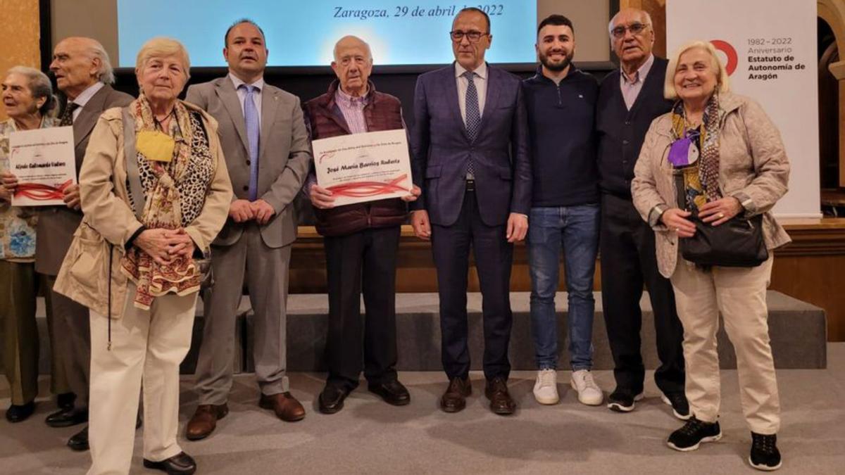 La gran figura del folclore, junto con el consejero, familiares y amigos. | SERVICIO ESPECIAL