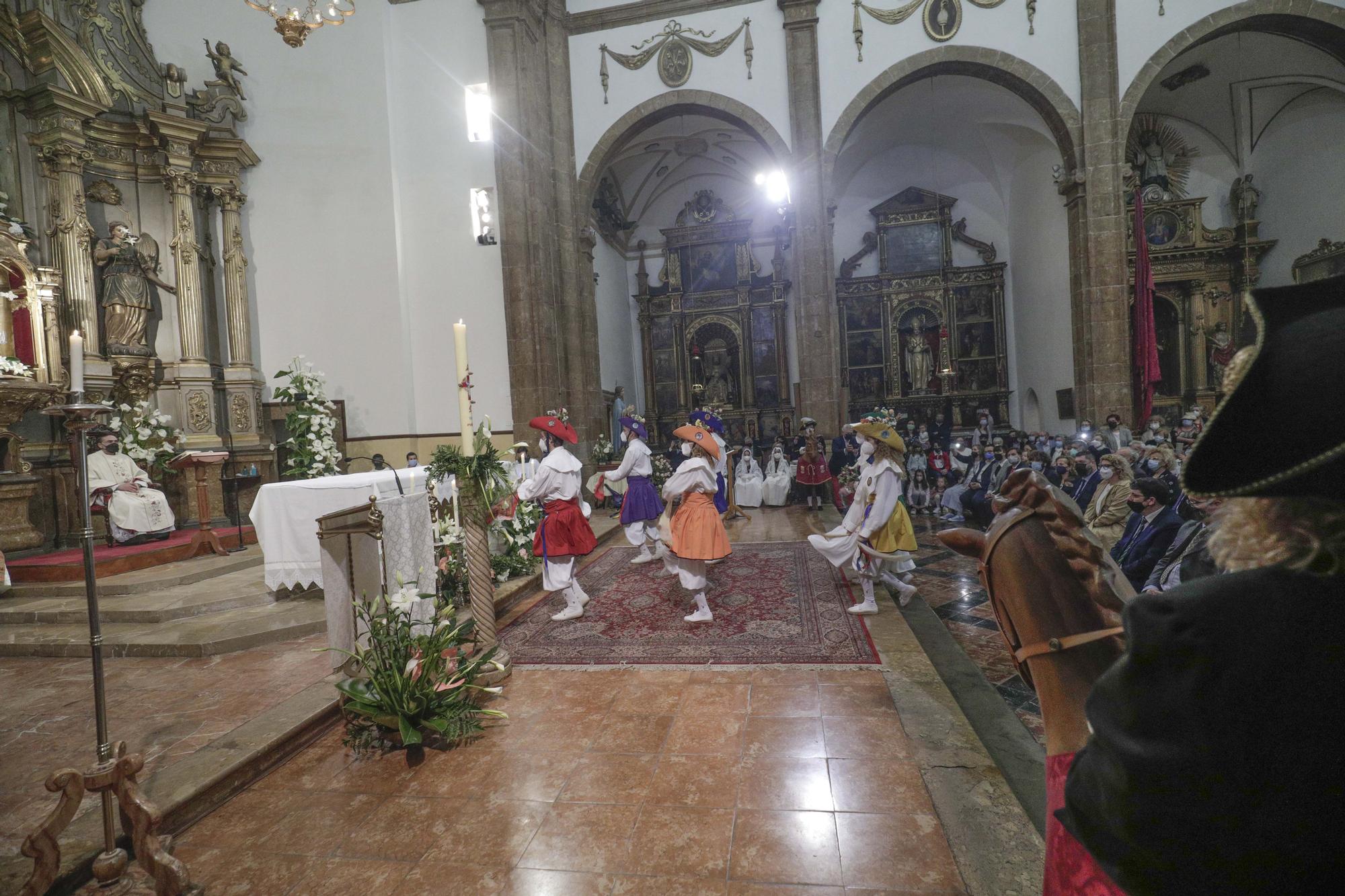 Las primeras mujeres 'cossieres' bailan en Inca por Pascua