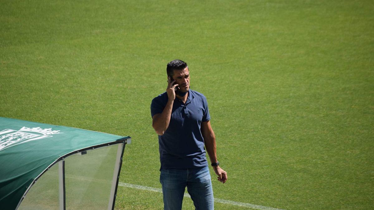 Juan Gutiérrez &#039;Juanito&#039; habla por teléfono en El Arcángel durante el entreno del Córdoba CF, la pasada temporada.