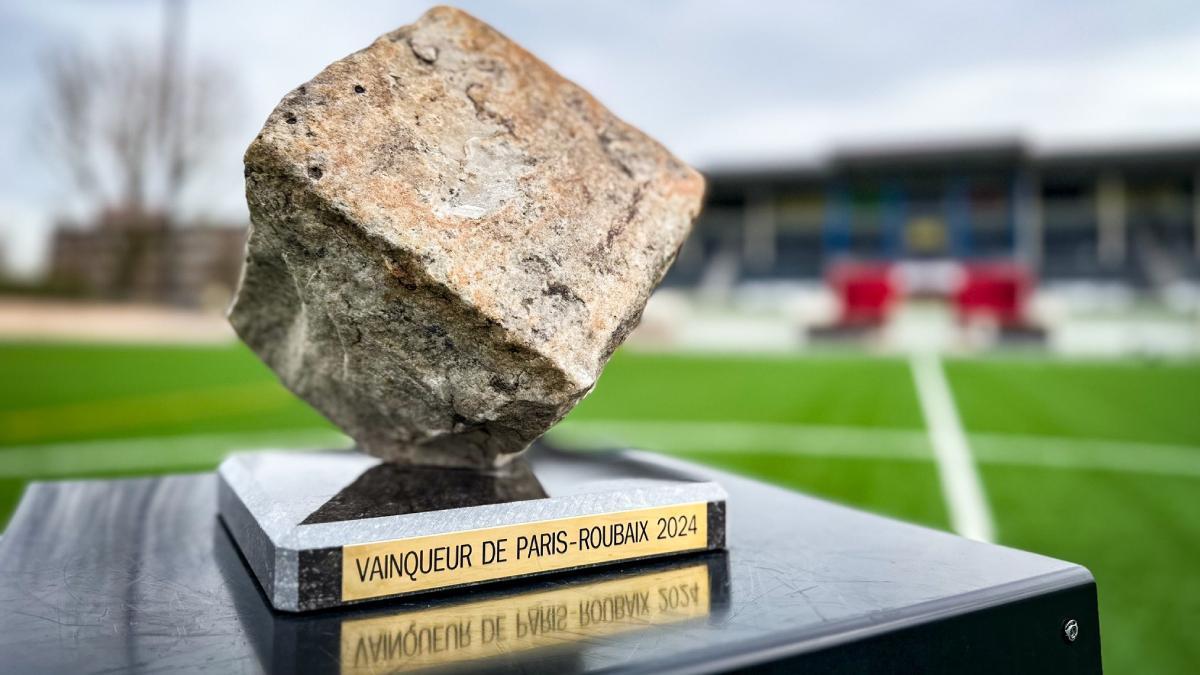 El trofeo de la Paris Roubaix es un adoquín