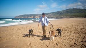 Dueño y su perro en la playa