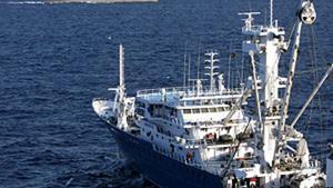 Vista general del pesquero Alakrana navegando sobre las aguas del Océano Índico en noviembre del 2009, tras ser liberado después de 47 días de secuestro.