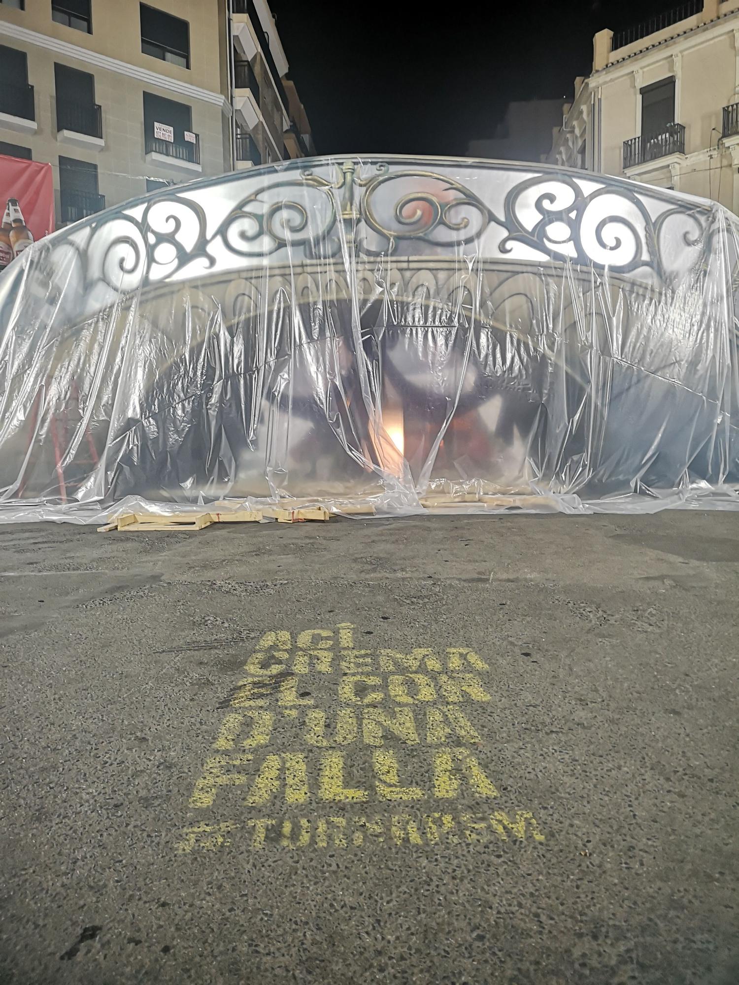 Un chubasquero gigante para proteger la falla Convento Jerusalén de la tormenta