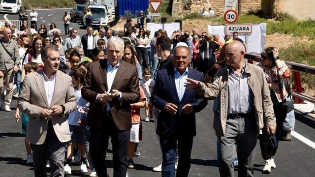 Las autoridades recorrieron el nuevo paso sobre el río Cámaras.