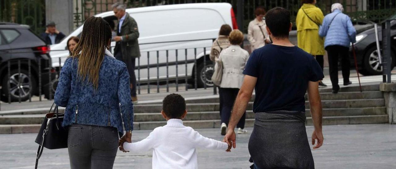 Imagen de archivo de una familia paseando por el centro de Oviedo.