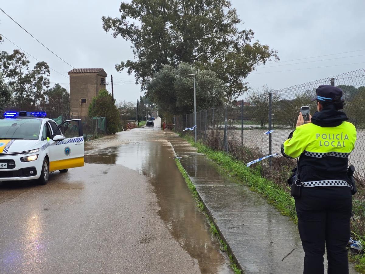 Acceso cortado de Los Lebratos (Badajoz).