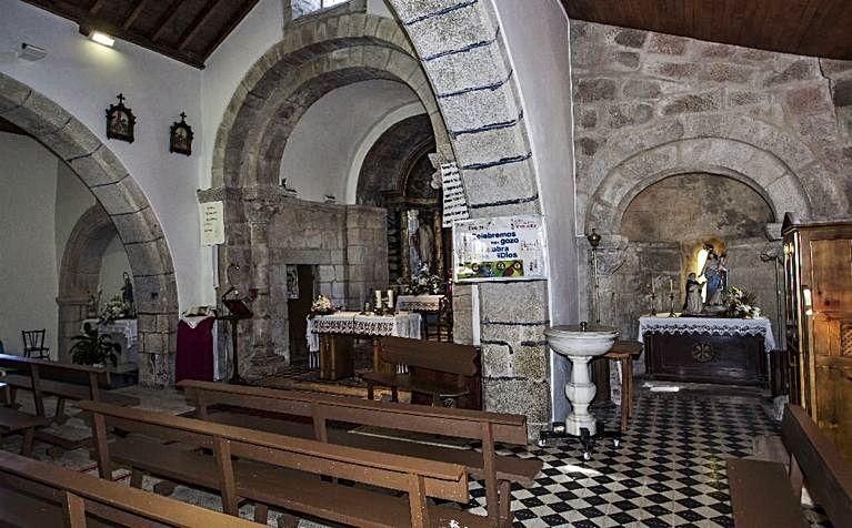 Interior do templo de San Martiño de Ozón.