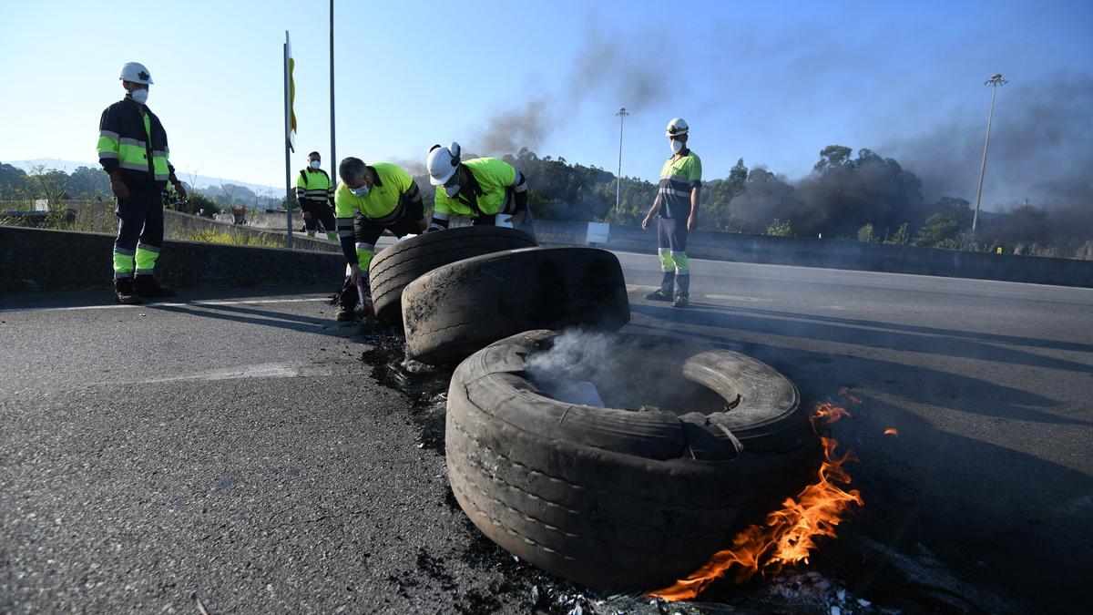 Trabajadores de Ence y auxiliares cortan el tráfico en los accesos a Pontevedra