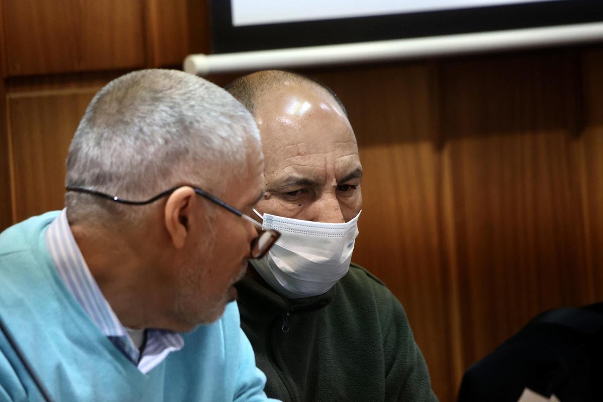 Abdelghani E., con mascarilla, en el banquillo de la Audiencia Provincial de Murcia junto a su traductor.