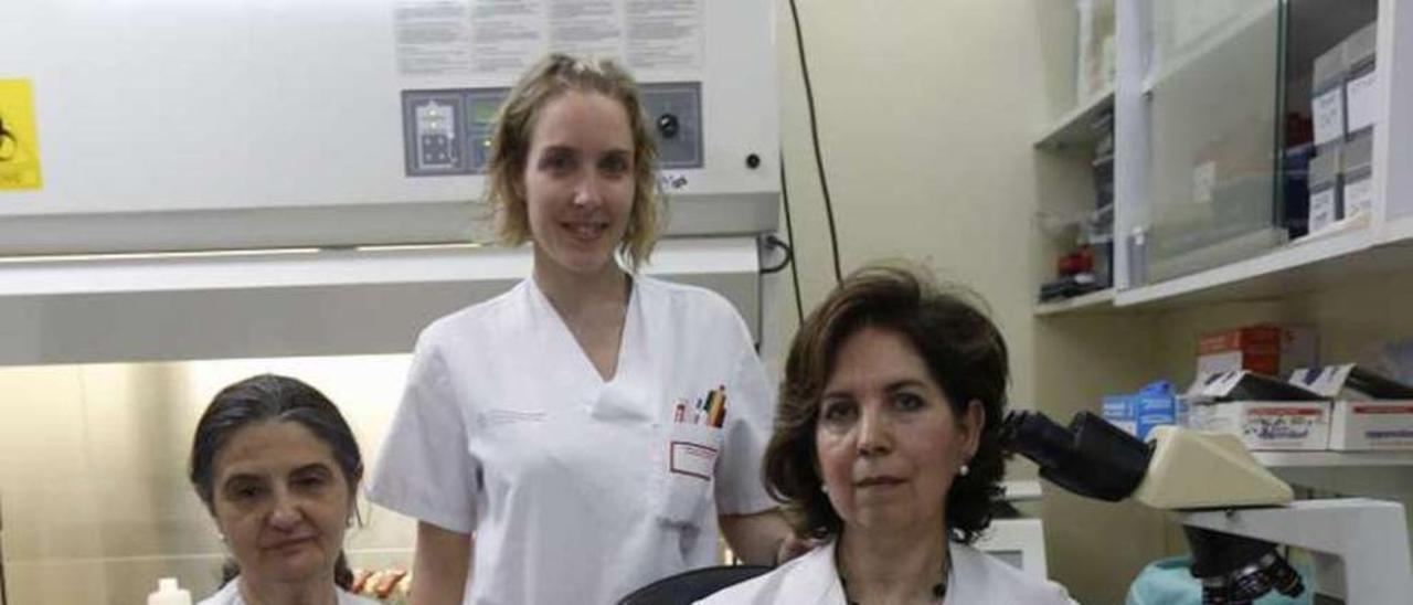 Desde la derecha: Gema G. Mediero (microbióloga), Maite Abelleira (enfermera) y María Oliveira (técnico), del equipo del laboratorio de Microbacterias. // Ricardo Grobas