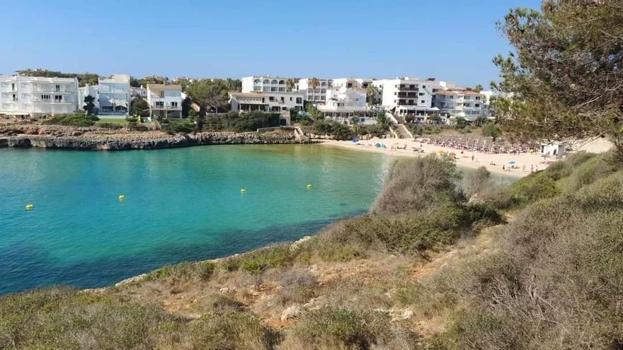 Prohíben bañarse en Cala Marçal por un vertido de aguas residuales