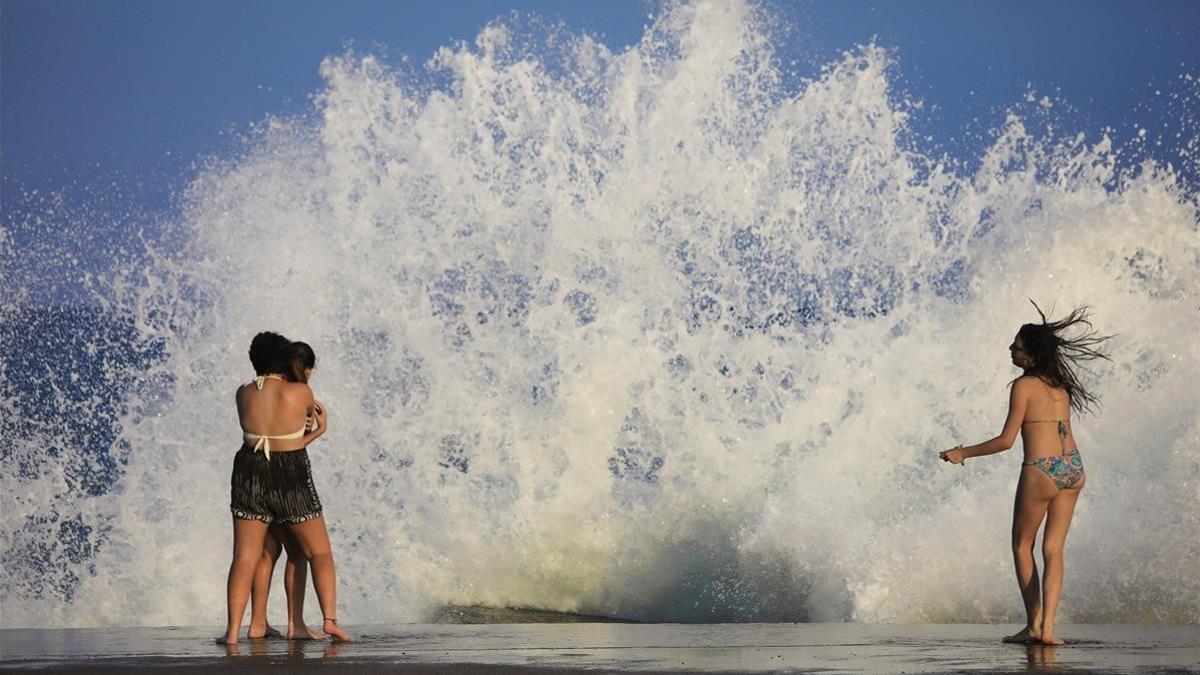 Niñas disfrutan de las olas, en Barcelona