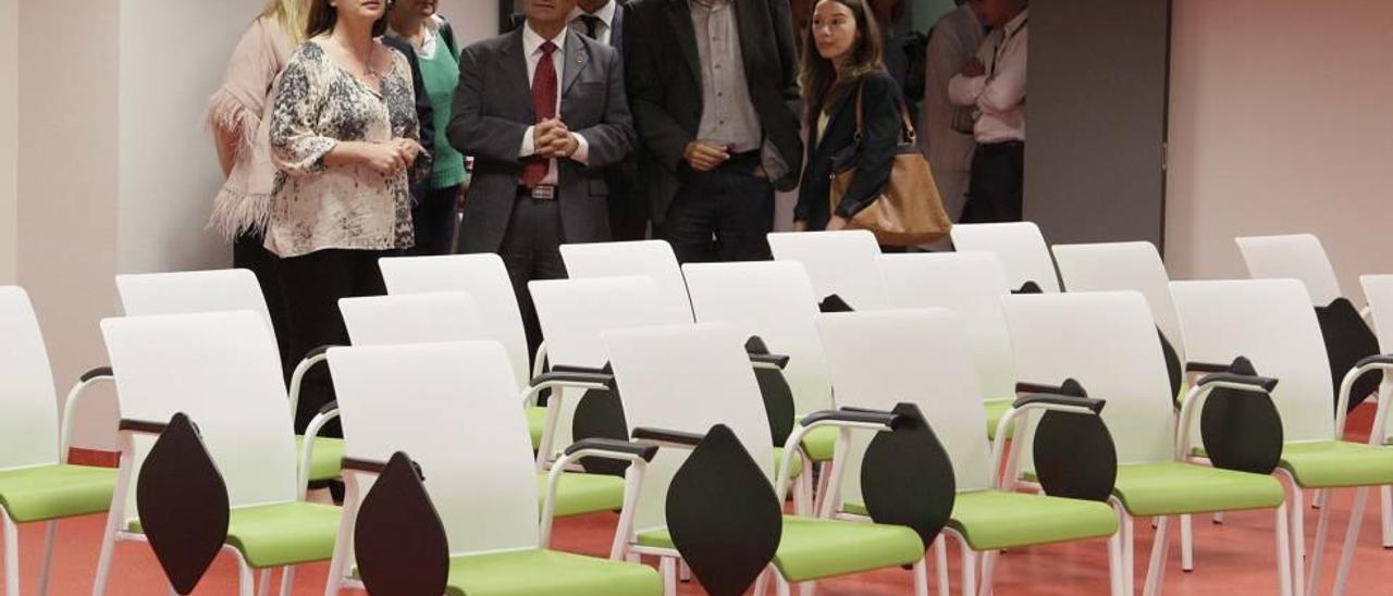 Autoridades, con la presidenta Armengol entre ellas, visitando una de las aulas que acogerán estos estudios en Son Espases.