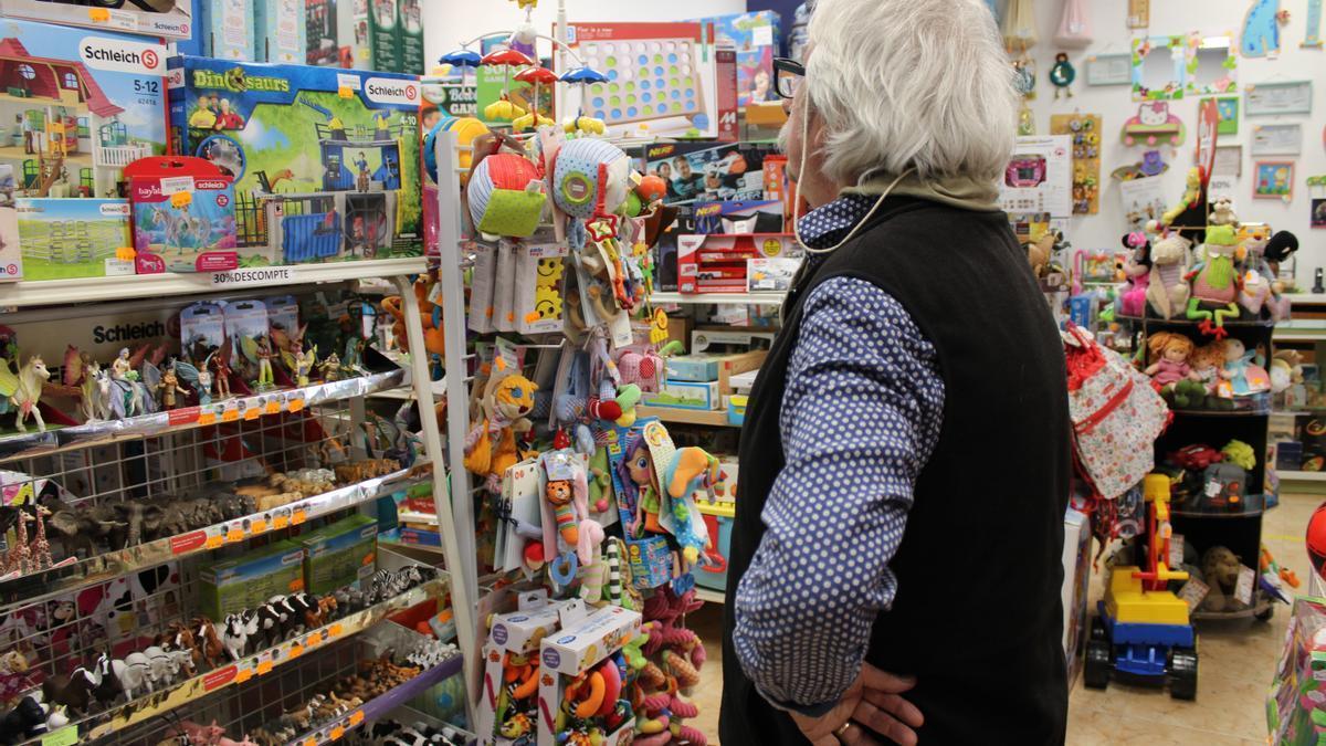 Víctor Monfort observant la seva botiga.