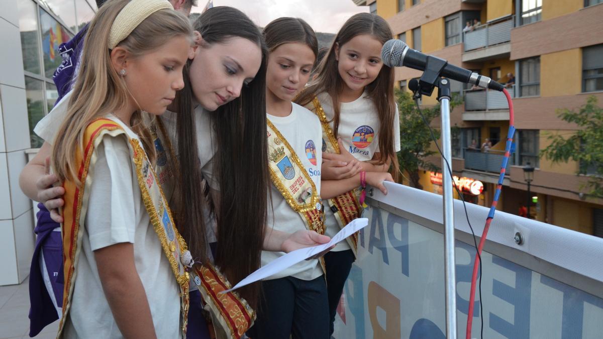 La corte de honor anunció el inicio de las fiestas desde el balcón del ayuntamiento.