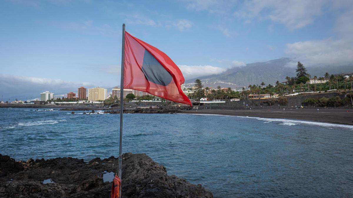 Panorámica de Playa Jardín con una bandera roja que indica el cierre de la zona al baño.