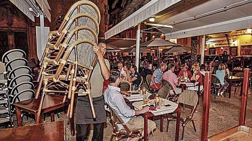Los bares y restaurantes del barrio de sa Llonja le declaran la guerra al Ayuntamiento de Palma por reducir sus terrazas a la mitad