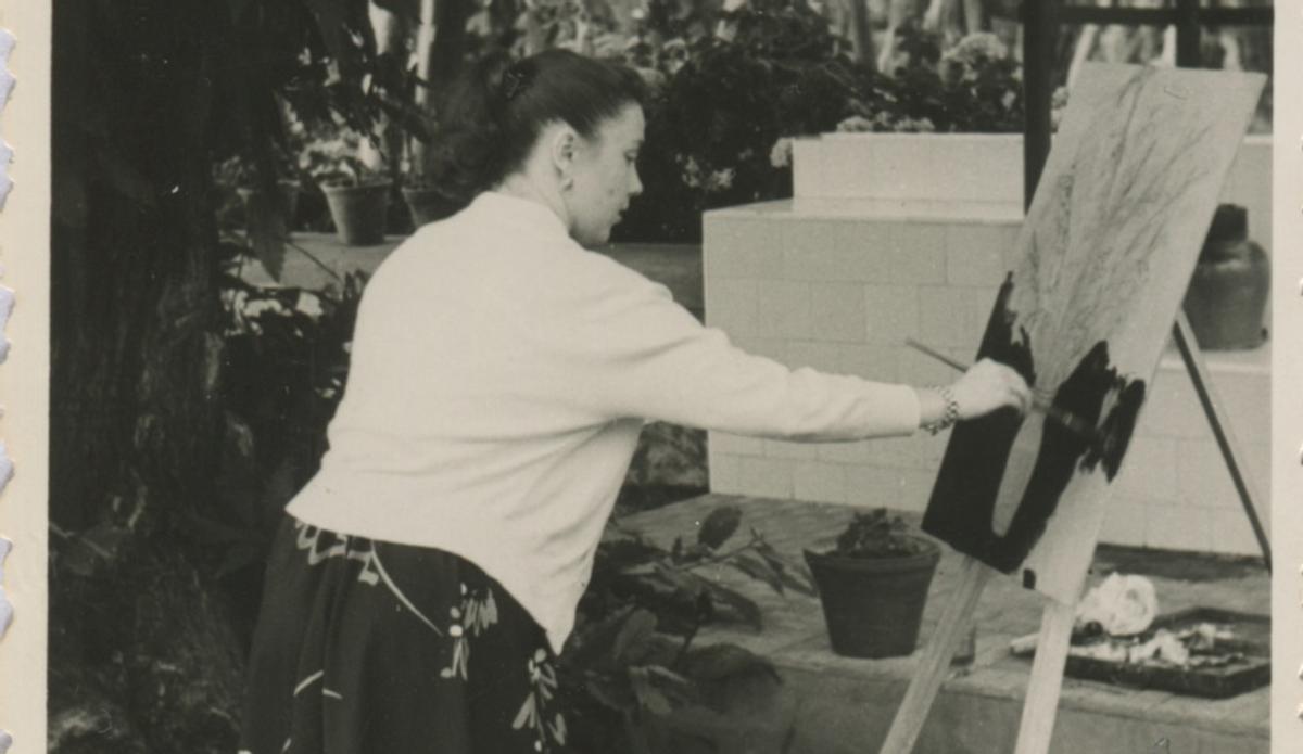 Manón Ramos, pintando un cuadro en el jardín de su casa