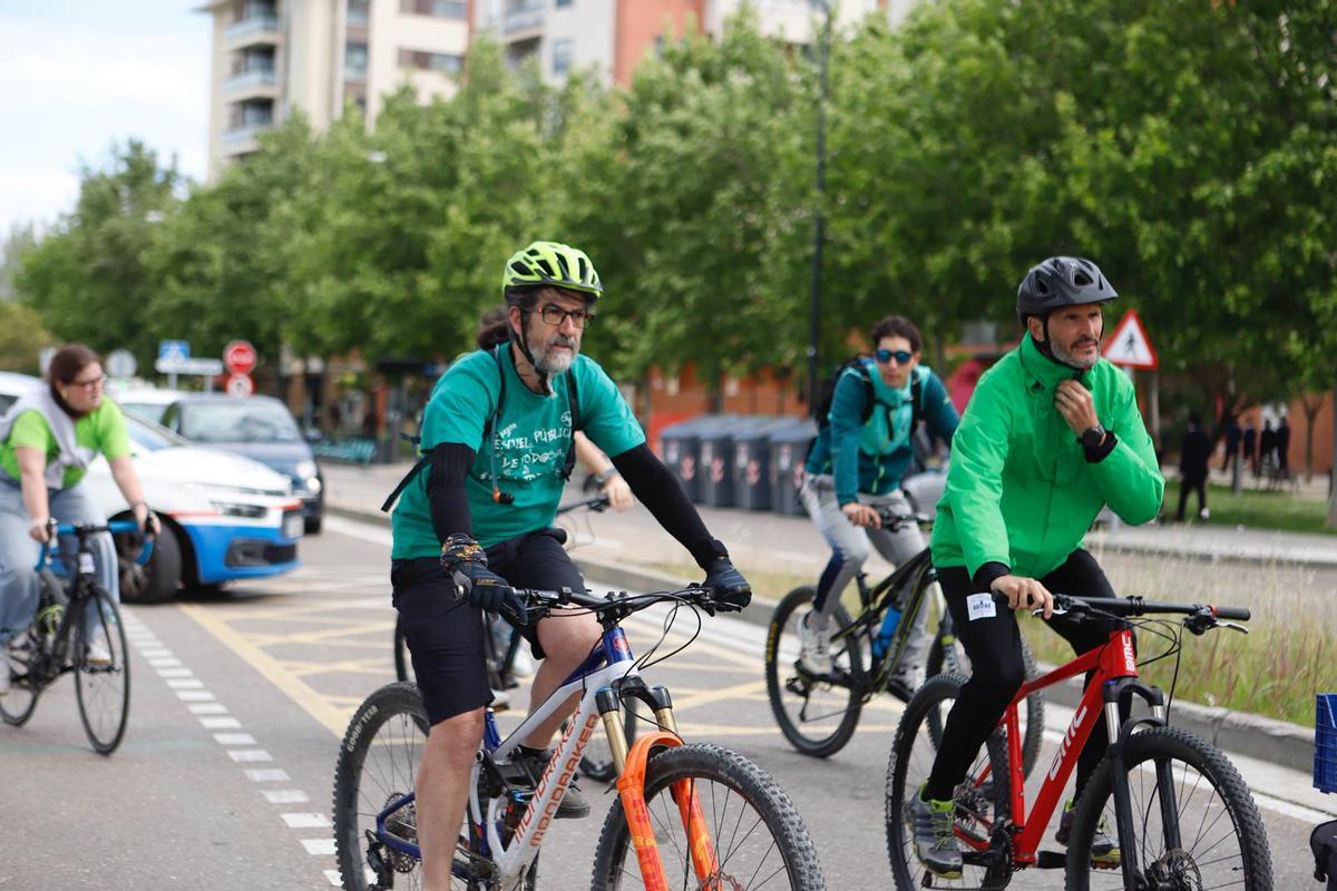 Bicicletada desde el IES Ítaca para reclamar seguridad jurídica para los profesores en las salidas extraescolares.