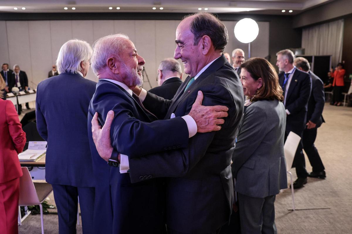 El presidente de Iberdrola y el presidente de Brasil en el encuentro de Barcelona.jpg
