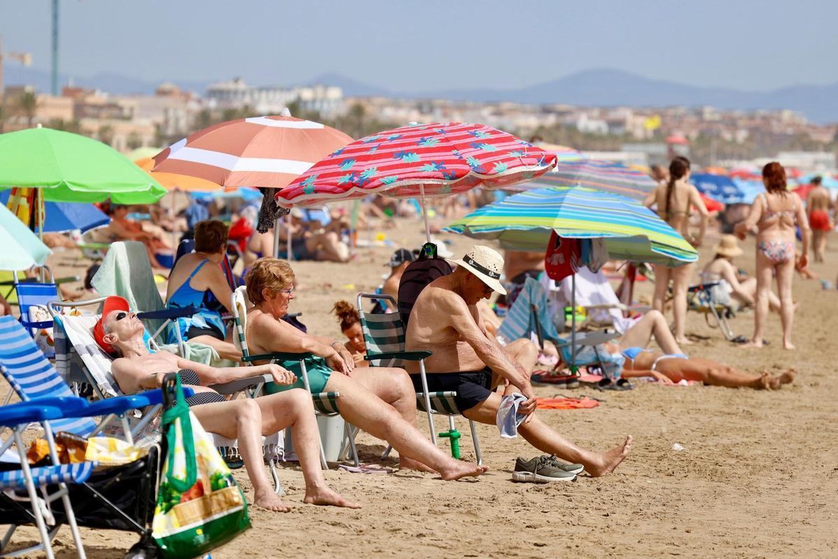 Las playas de València se llenan ante las altas temperaturas