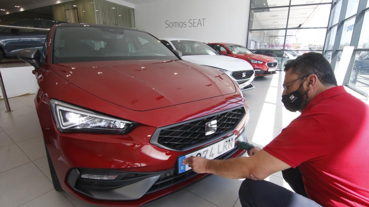 Muestra de coches para su venta en un concesionario de Seat, en Córdoba.