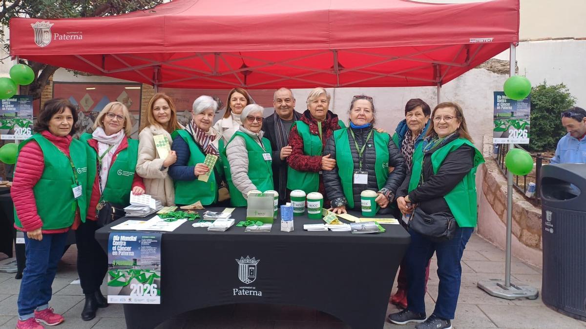 El concejal de Sanidad, Julio Fernández junto con la Presidenta y junta directiva de la Junta Local contra el Cáncer en la carpa informativa.