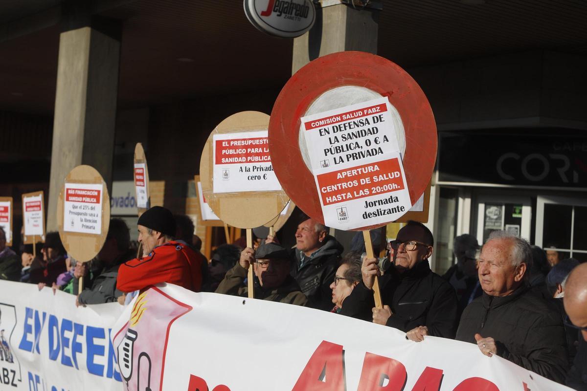 EN IMÁGENES | Protesta de la FAB en la Aljafería por la reforma de la atención primaria EN IMÁGENES | Protesta de la FAB en la Aljafería por la reforma de la atención primaria