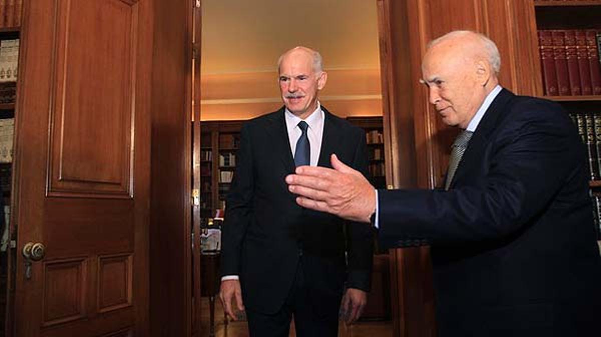 Papandreu mira de tirar endavant el govern d’unitat després de superar la moció de censura.