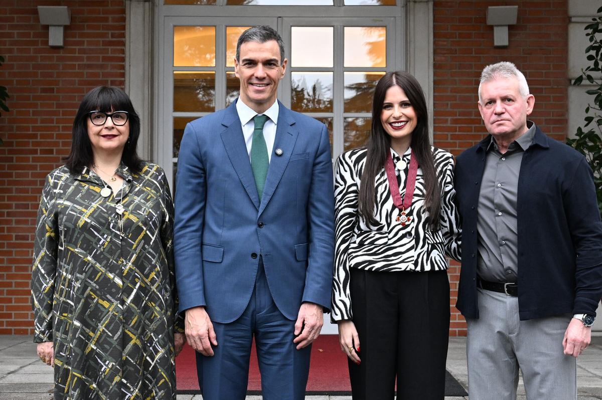El presidente del Gobierno, Pedro Sánchez, preside el acto de entrega de la Encomienda de la Orden Civil de Alfonso X el Sabio a la divulgadora Noah Higón, en el Palacio de la Moncloa, a 13 de febrero de 2026, en Madrid (España). La activista valenciana Noah Higón ha recibido la medalla en reconocimiento por su defensa de la sanidad pública y la investigación al convertirse en un referente en la lucha contra las enfermedades raras. 13 FEBRERO 2026 Pool Moncloa/Borja Puig de la Bellacasa 13/02/2026. Pedro Sánchez;Noah Higón;Pool Moncloa/Borja Puig de la Bellacasa;