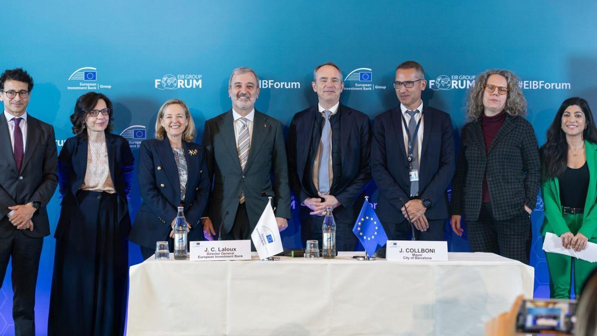 El alcalde de Barcelona, Jaume Collboni, y la presidenta del Banco Europeo de Inversiones (BEI) tras el acuerdo para un préstamo de 175 millones de euros que servirán para financiar proyectos de regeneración urbana