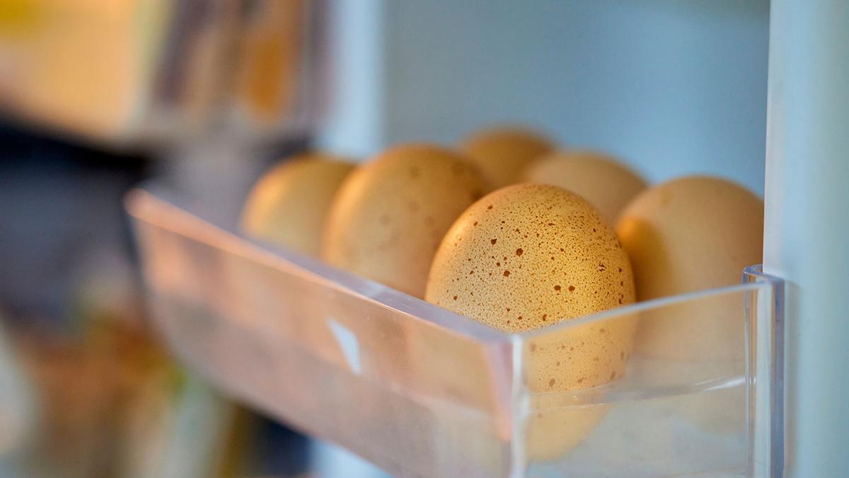Crisis del huevo: el simple gesto que demuestra si un huevo está malo al sacarlo de la nevera