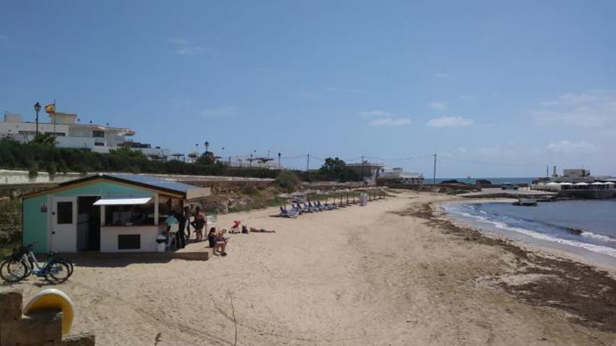 Polizei sperrt illegale Strandbude an der Playa El Peñón in Palma