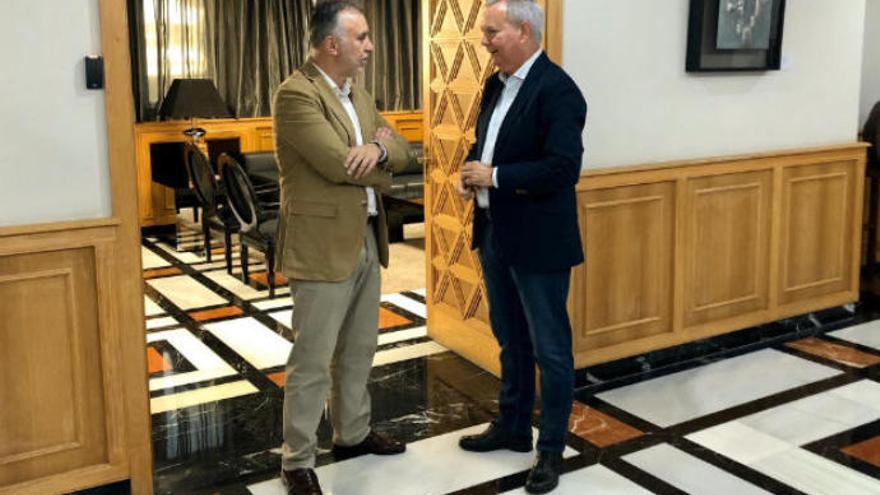 Sebastián Franquis con Ángel Víctor Torres en la sede de Presidencia en Las Palmas de Gran Canaria.