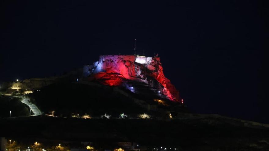 El castillo de Santa Bárbara se ilumina con la bandera de España antes de la final del Mundial 2026