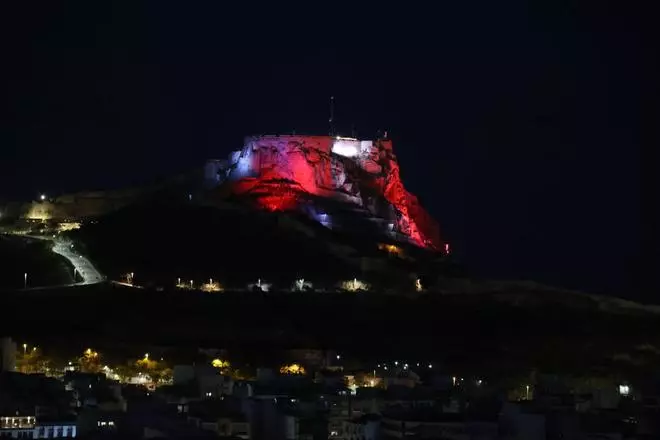 El castillo de Santa Bárbara se ilumina con la bandera de España antes de la final del Mundial 2026