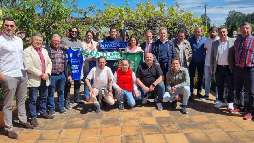 Directivos de los clubes de fútbol de Posada y Llanes y autoridades, ayer, en Celoriu.