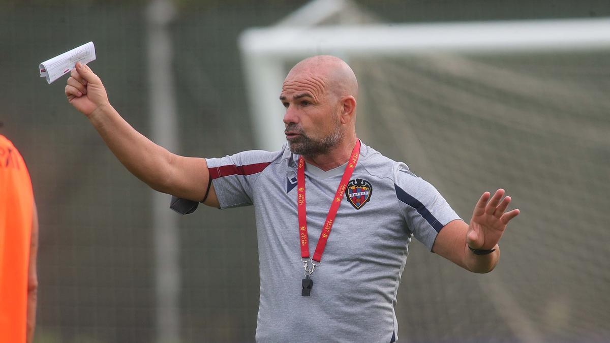 Paco López dando instrucciones.