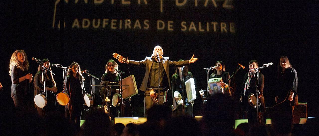 Un concierto de Xabier Díaz y Adufeiras de Salitre. |   // BERNABÉ