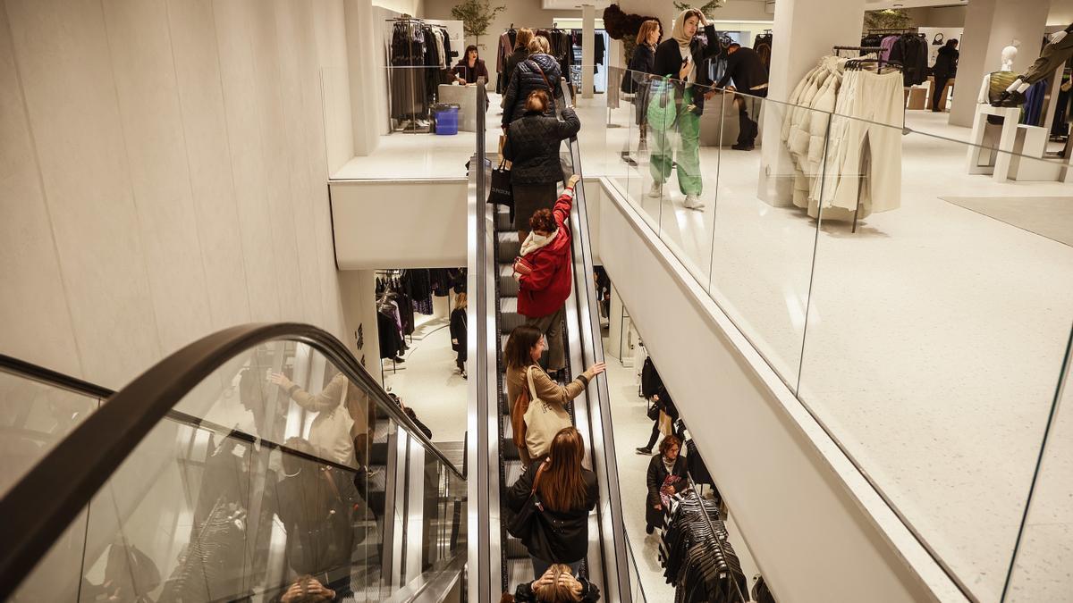 Zara enloquece a sus clientas al lanzar el vestido adelgazante más ponible de su catálogo