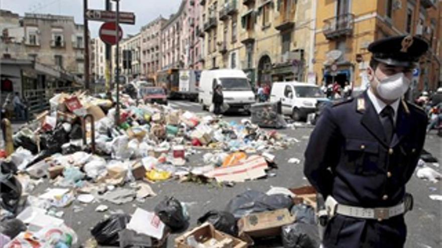 Montañas de basura acumuladas en las calles de Nápoles