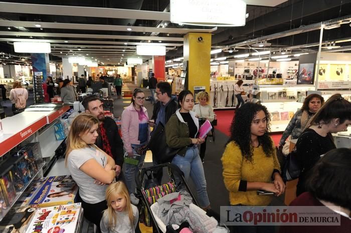 Rozalén, en la firma de discos y libros en FNAC