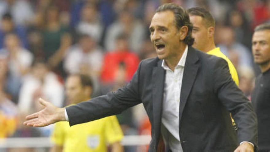 Prandelli da instrucciones desde la banda.