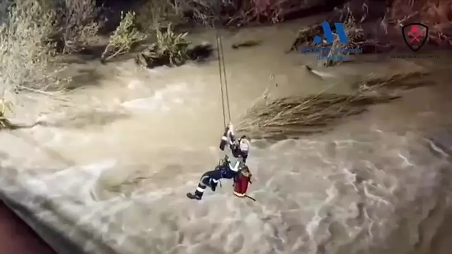 Rescate de un coche accidentado en Álora