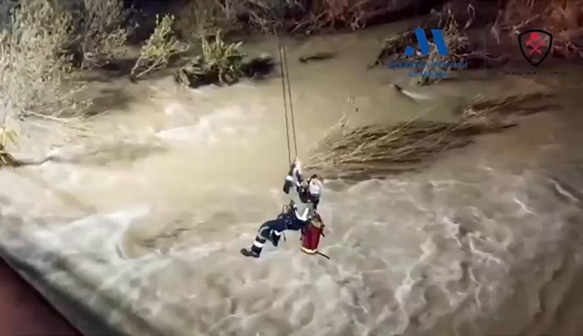 Rescate de un coche accidentado en Álora