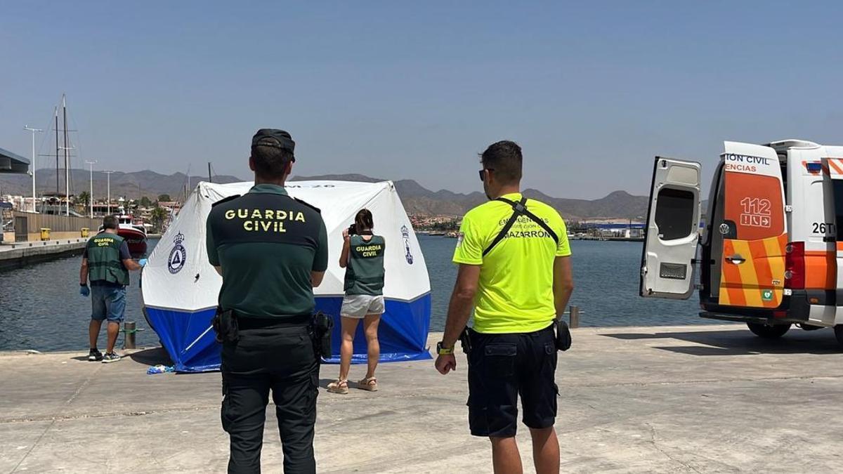 Un agente de la Benemérita y un componente de Protección Civil, junto a la carpa instalada.