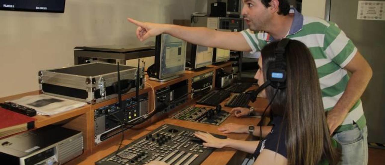 Una alumna del ciclo de Sonido en el Instituto Luis Berlanga de Sant Joan d&#039;Alacant.