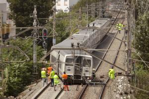 Un tren sin pasajeros descarrila en Sitges y corta la circulación entre Garraf y Vilanova i la Geltrú