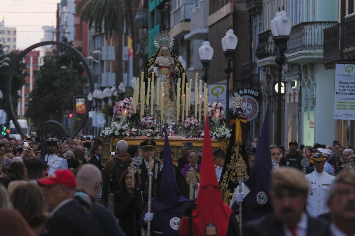 Procesión de Los Dolores, a su paso por Triana, en 2025.